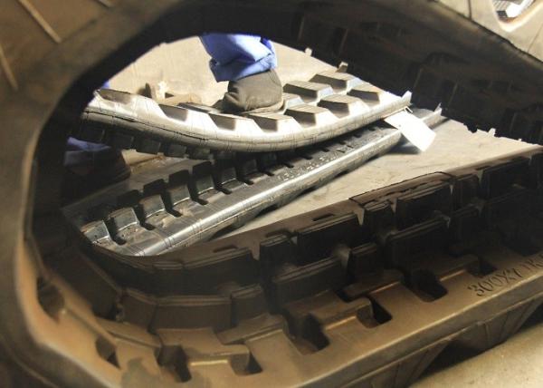 A borracha da máquina escavadora de Mitsubishi Bd2h segue a garantia de 1 ano com cabo de aço para dentro