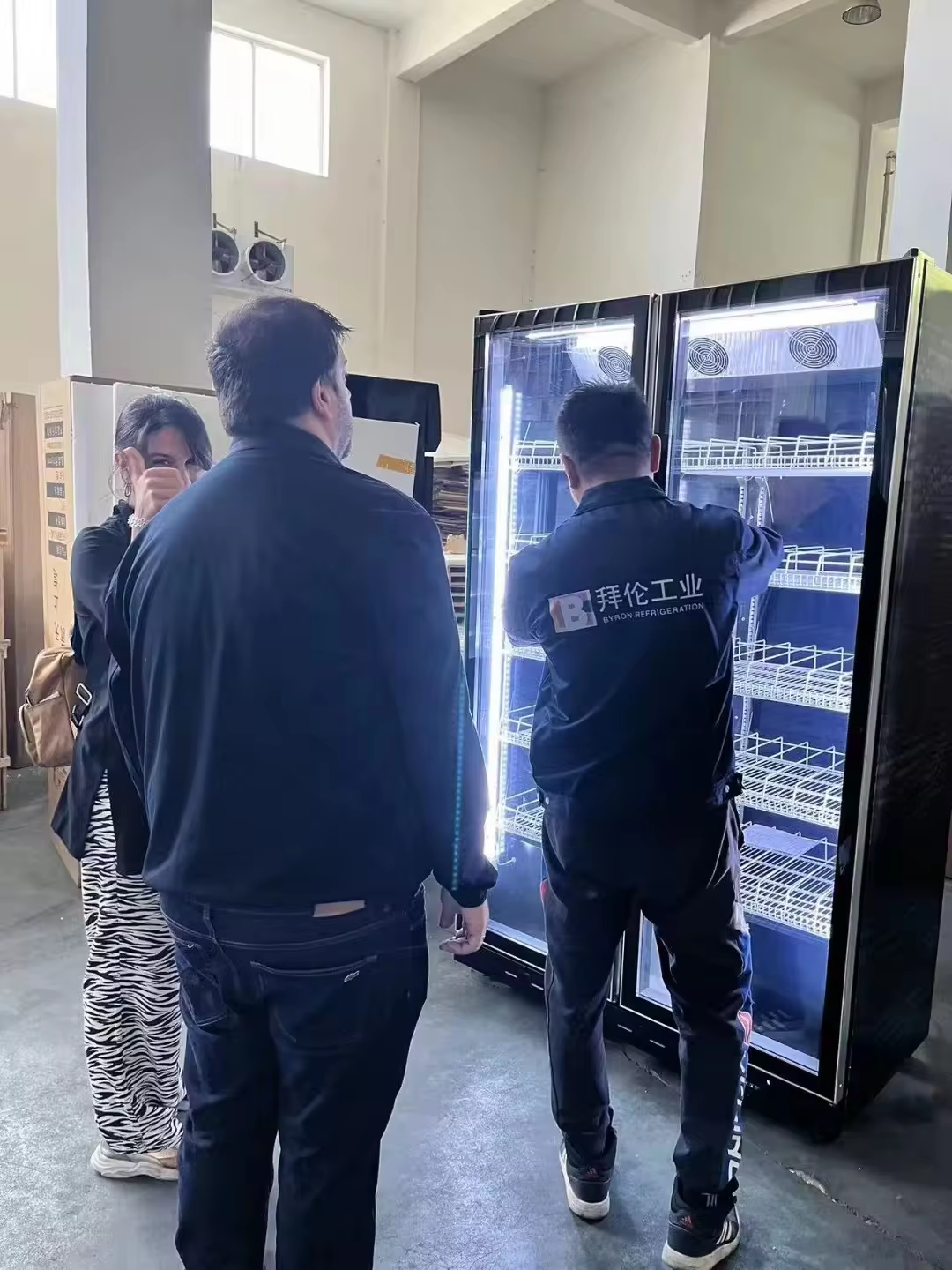 Single Door Beverage Cooler LED Lighting Glass Front Beverage Cooler Customized