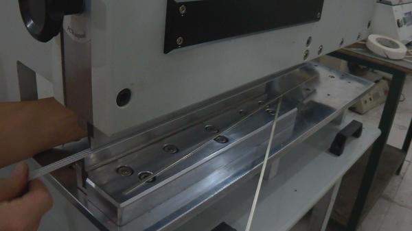 Low-Stress Pcb Depaneling Machine With Sharp Linear Blades And CE