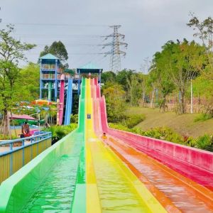 Equipo de parque acuático tema agua salpicaduras niños balsas de montaña agua a vapor tobogán de fibra de vidrio para la venta