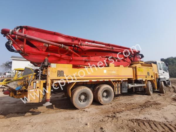 Puma de hormigón montada en camión de Putzmeister de 46 m para una colocación suave y precisa del hormigón