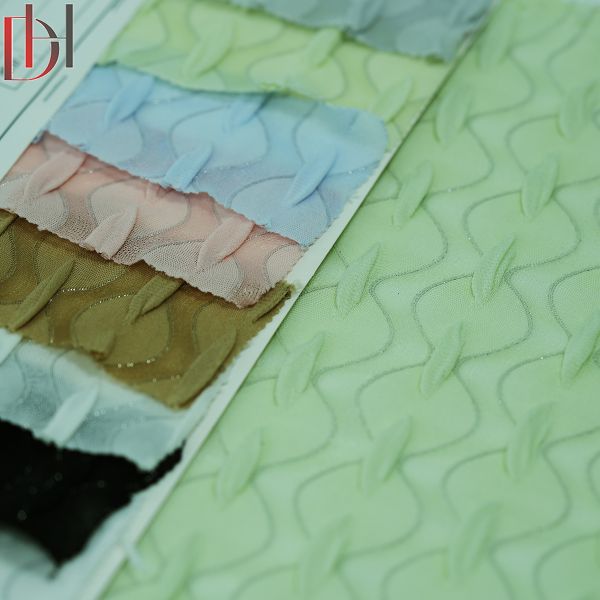 High End Jacquard Fabric 95% Polyester Custom Made Yarn Dyed Pattern For Dress