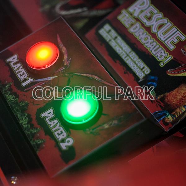 2 pessoas que disparam no dinossauro de Arcade Machines Jurassic Game Console para o adulto interno