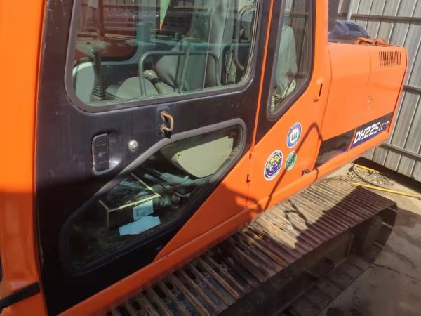 Orange Doosan Excavator 22 Tons 195 Power 1.2M Bucket Capacity