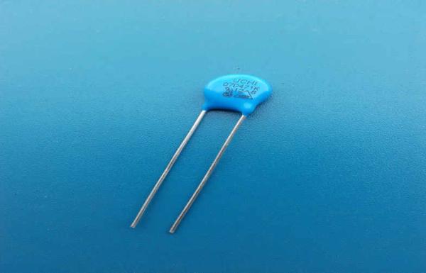 Varistance 300VAC de dispositif antiparasite de montée subite 07D471K du bleu 7mm pour la Ligne-Terre