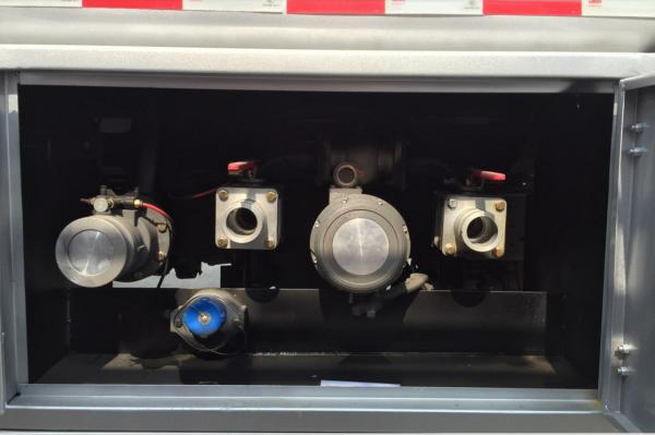 AGO DPK Oil Gas Tanker Truck 8000 Liter High Efficiency For Equipment Fuel Refilling