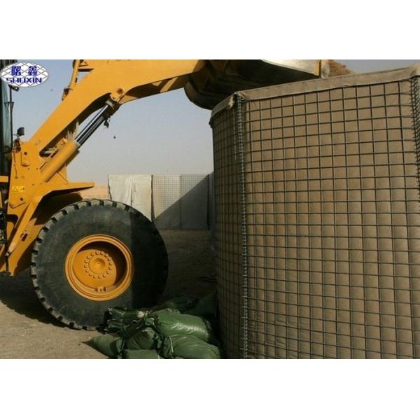 GeotextileによってGabionの並べられる石塀、軍の要塞のバスケットの砂箱