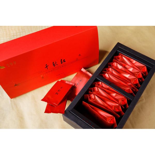 Thé noir organique fumé fermenté de Lapsang Souchong avec la sécheresse de pinède