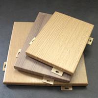 Painéis de parede de alumínio revestidos de PVDF personalizados Cor de madeira para decoração interior / exterior