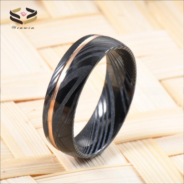 Anillos de boda de acero de Damasco negro martillado personalizados de 8 mm chapados en oro rosa para hombre