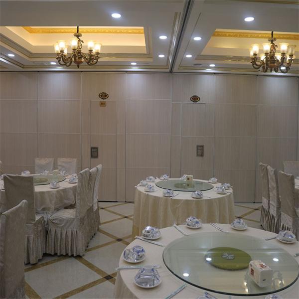 Стабилизированный и безопасный деревянный сползая раздел стены с дверью для гостиной