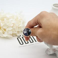 Os anéis da forma do ouro dos homens do acoplamento de Moissanite ligam o preto do ouro/pedra azul