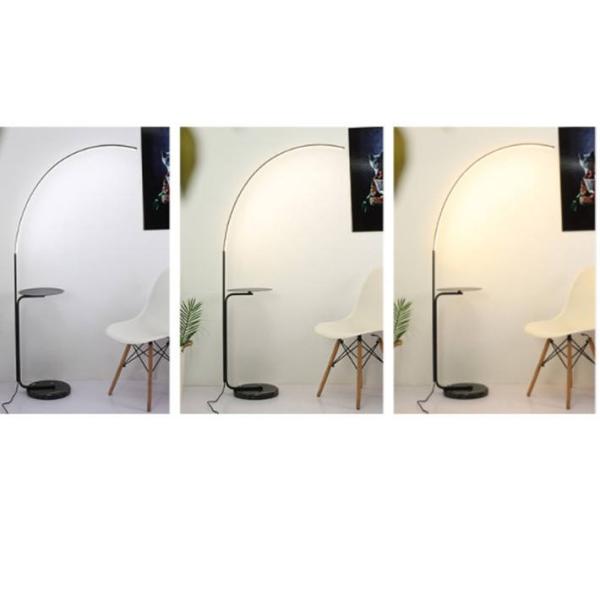 La chambre à coucher de salle d'exposition a mené la lampe debout noire réglable intelligente de lumière moderne de plancher