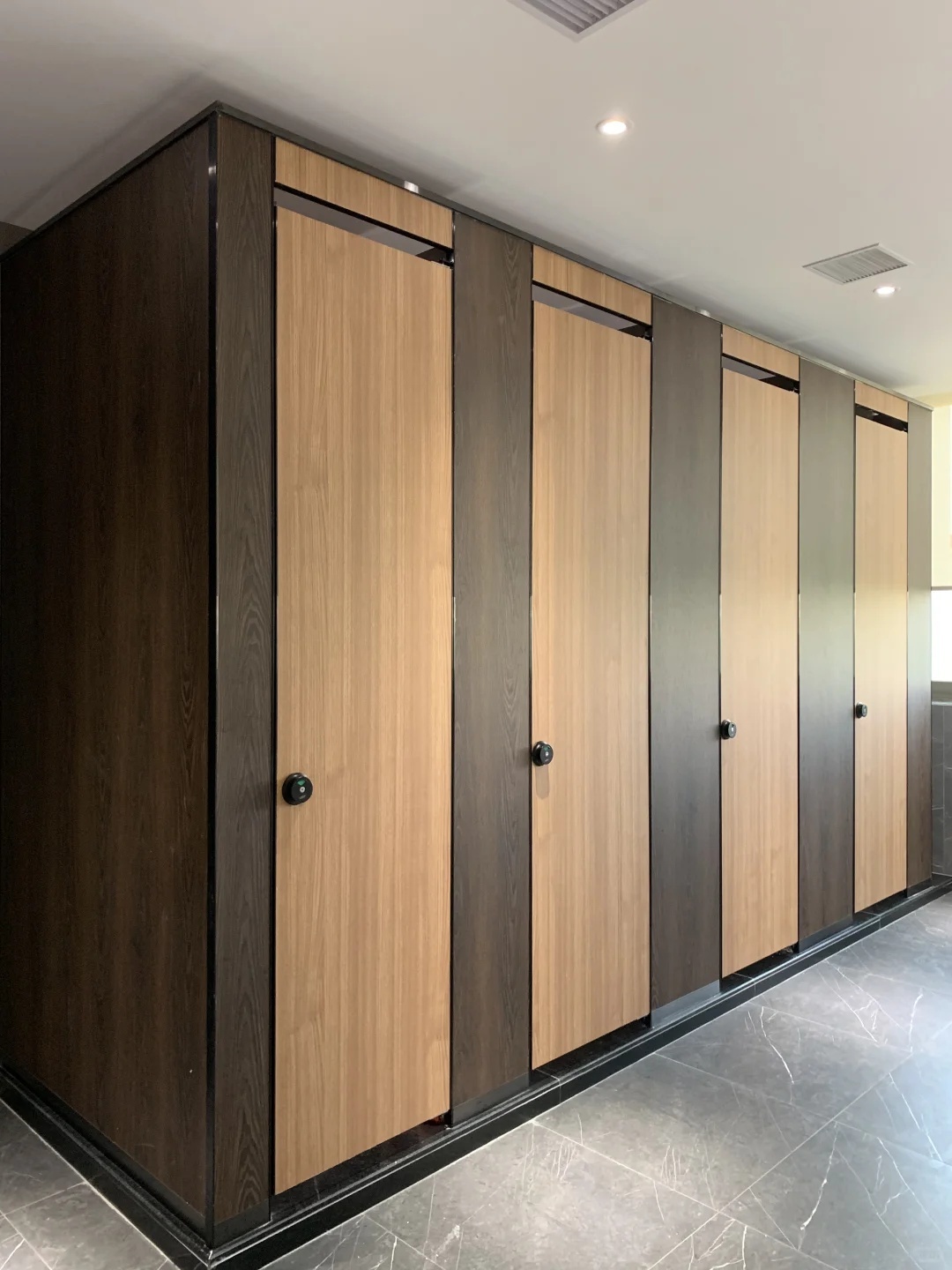 Durable Water Resistant HPL Toilet Partition for Commercial Restroom
