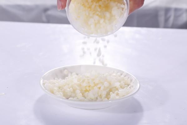 A cera de abelha branca pura de 100% granula a cera branca do grânulo para o alimento e a indústria cosmética