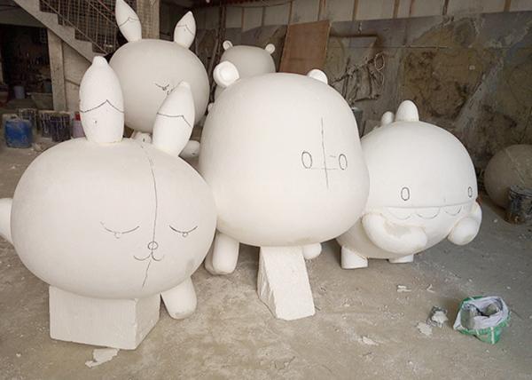 Handmade Fiberglass Cartoon Statues Goog Looking Appearance Custom Size
