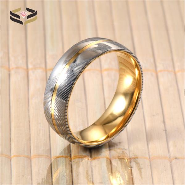 Anillos de acero Damasco polaco con núcleo de tungsteno dorado con ranuras.