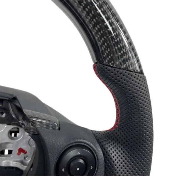 Volante de couro da série Kia preto com topo redondo e fundo plano com fibra de carbono brilhante