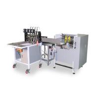 Machine à relier et plier automatiquement des cahiers d'exercices avec piqûre à cheval et dos plat