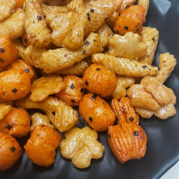 Uma variedade de sabores misturados de petiscos ocasionais da grão da barra do arroz japonês