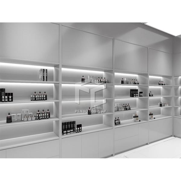 Дисплей Skincare вычуры включает мебель в набор отложенных изменений магазинов макияжа имени со светом приведенным