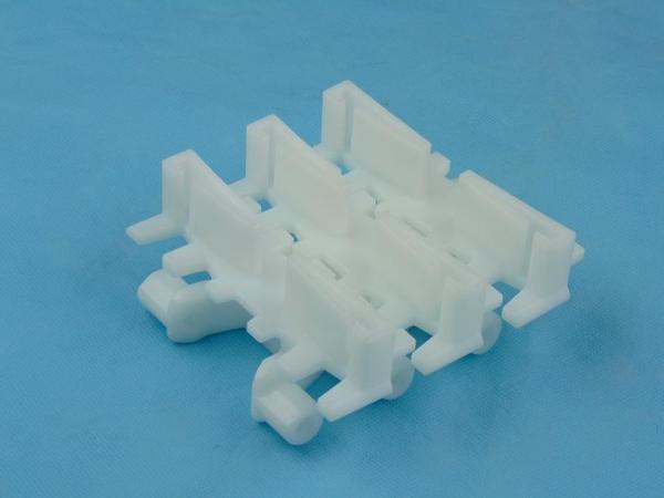 Cleated modular flexible conveyor chains for flexible conveyor system