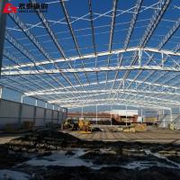 Construction d'une structure en acier avec grue