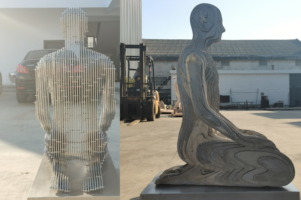 Современная почищенная щеткой статуя человека вставать на колени нержавеющей ста