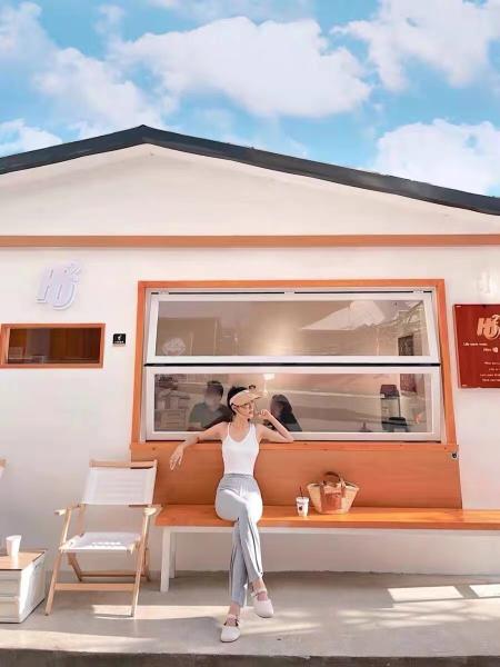 Craft Recyclable Material Folding Window Utilizing Upcycled Components for Sustainable Construction