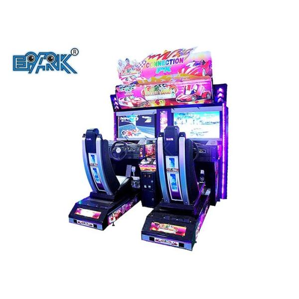 Двойные игроки опережают участвовать в гонке имитатор участвуя в гонке игровой а