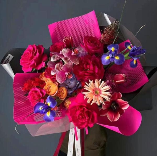 Des bouquets de papier à la mode en couleurs pour emballer des fleurs