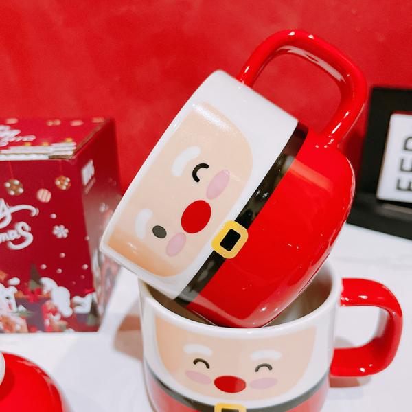Милые лоснистые керамические кружки Санта подарка годовщины формируют для фестиваля рождества