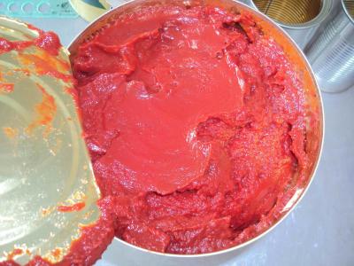 O molho de tomate fresco de colocação em latas, pasta de tomate pode esterilização comercial