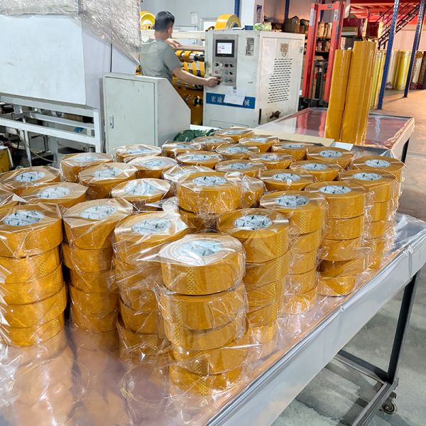 50μ Thickness Yellowish Packaging Tape 55mm X 150y For Carton Sealing
