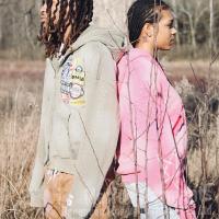 Le patch brodé, la fermeture à glissière, le sweat, le sweat, le sweat, le sweat, le sweat.
