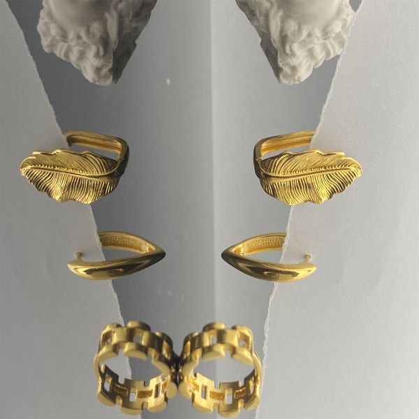 Los elegantes pequeños pendientes de plumeria de oro