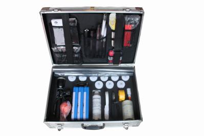 Local do crime que recolhe o equipamento judicial do traço, ferramentas da ciência forense