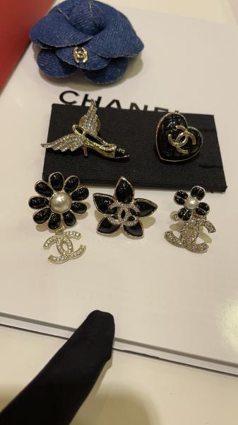 Black Enamel Floral Brooch Copper Luxury Brooch Anti Allergy Lightweight