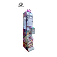 Des friandises, une mini machine à attraper les poupées, des poupées en peluche, un magasin de cadeaux, une machine à griffes pour enfants.