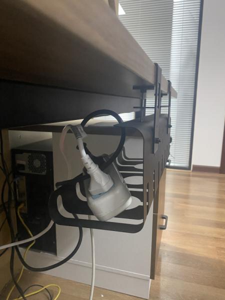 Sistema de gestão de cabos com esta mesa organizador de fios de cabo e armazenamento porta-estantes