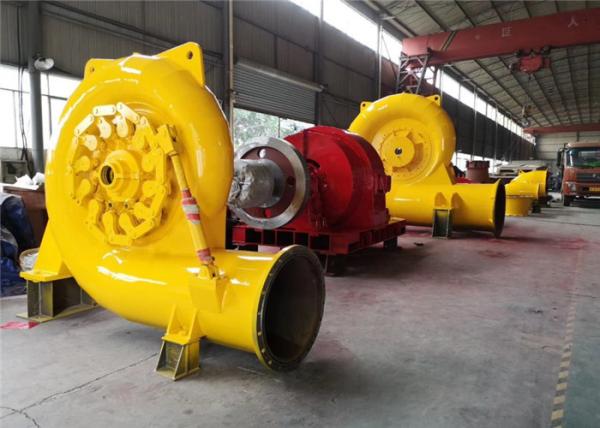 Generador de turbina de agua tipo Francis de 500kw en planta de energía hidroeléctrica color amarillo
