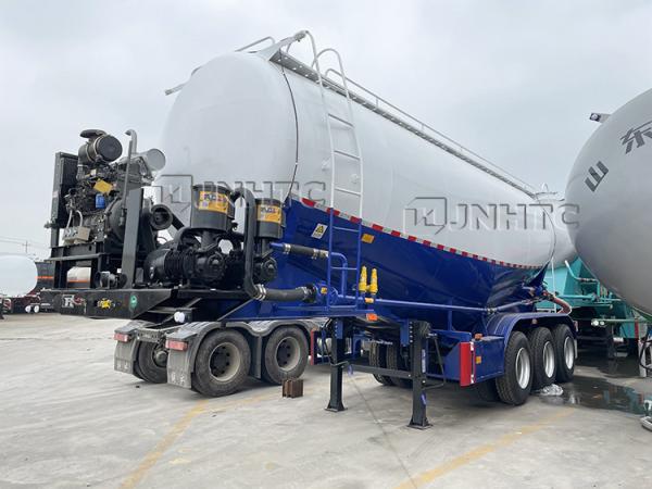 SINOTRUK 3 Alxes Bulk Cement Trailer Diesel Engine 50 Ton 45 Cbm