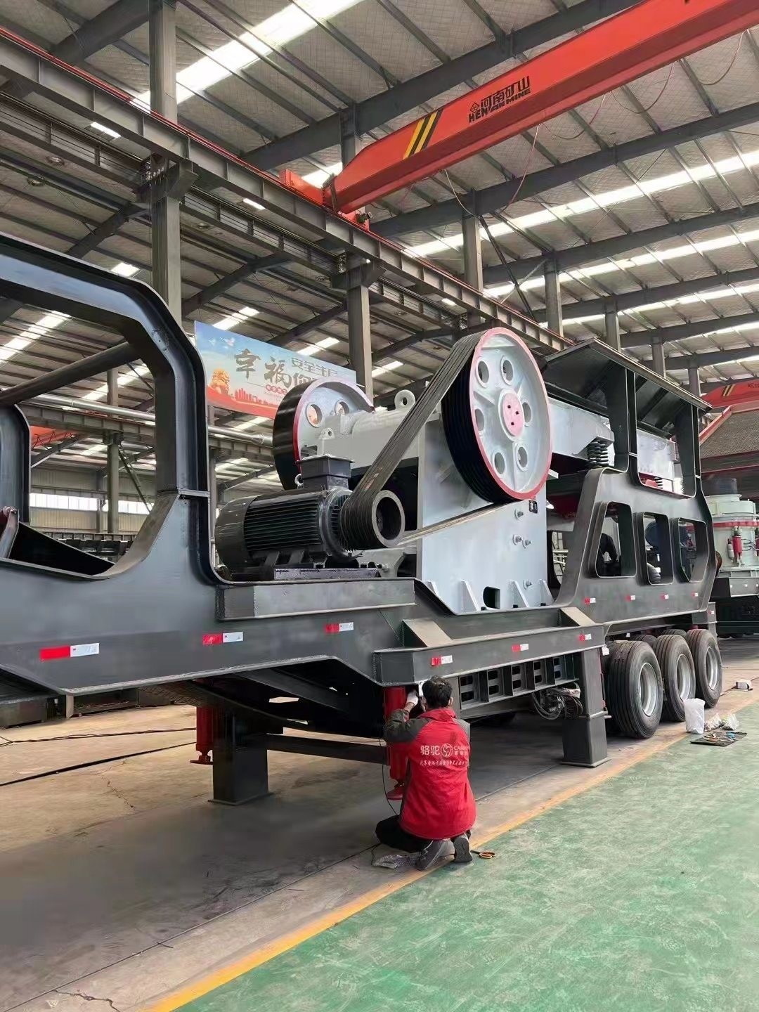 Iron Gray Portable Mining Limestone Mobile Stone Impact Screen Rock Crusher Y3S1548F1010