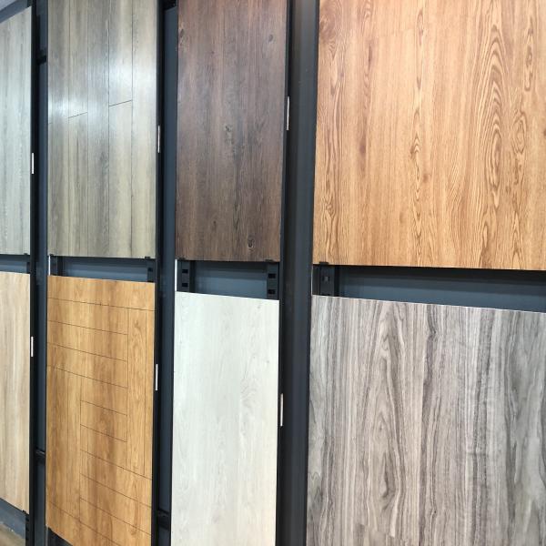 La solución definitiva del hospital Ultra delgado impermeable LVT de madera de la escalera de la banda de rodadura de azulejos de vinilo