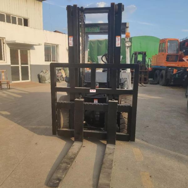 Used TCM 5 Ton Diesel Forklift in White – A Compact and Efficient Machine for Material Transport