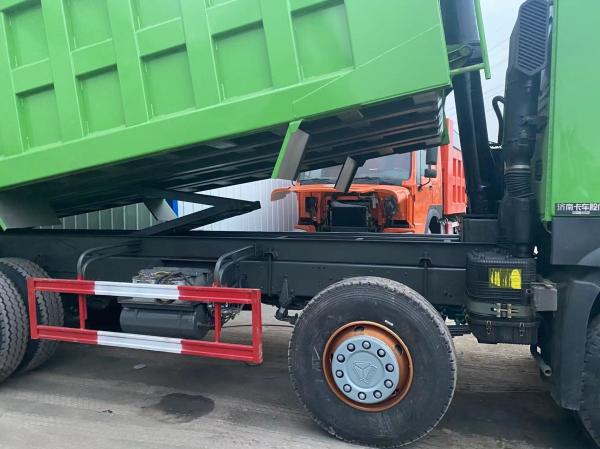 Transmission manuelle de type vert HOWO 8*4 camionneur-déchargeur à main gauche et à levage avant
