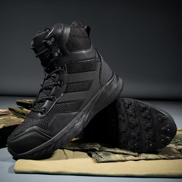 Des bottes de randonnée tactiques, résistantes au glissement, et des bottes de sauvetage.