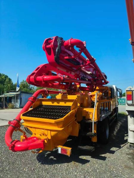Pompe à béton d'occasion Sany 21 mètres rouge de 2013 avec châssis Benz
