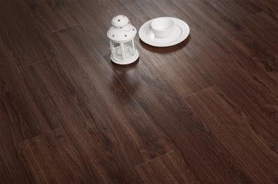 Prancha residencial do vinil do PVC que pavimenta vestir de madeira escuro da cor resistente