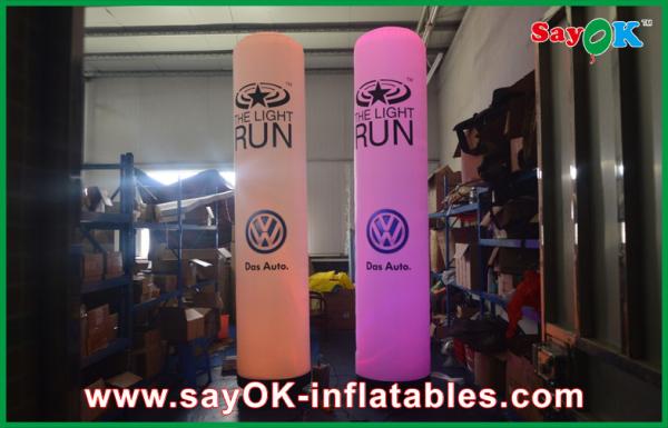 As decorações infláveis claras do Natal do suporte imprimiram o logotipo Coloum inflável